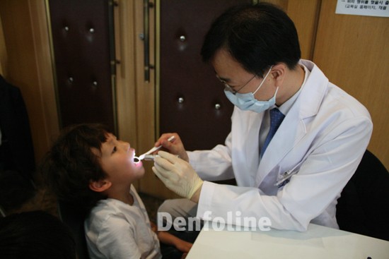 보호자 동반 만 6~10세 어린이들을 대상으로 치아검진을 진행했다