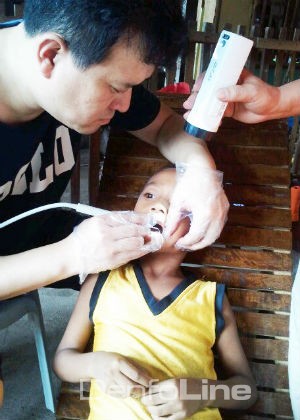 한국의료봉사단이 필리핀 레이테주 아래 도시 두마게티를 찾아 현지 어린이에게 의료봉사활동을 펼치고 있다